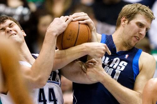 Hart ging's zu beim Spiel der Mavericks gegen Utah: Dirk Nowitzki (r.) wurde nach einen Faustschlag des Feldes verwiesen.