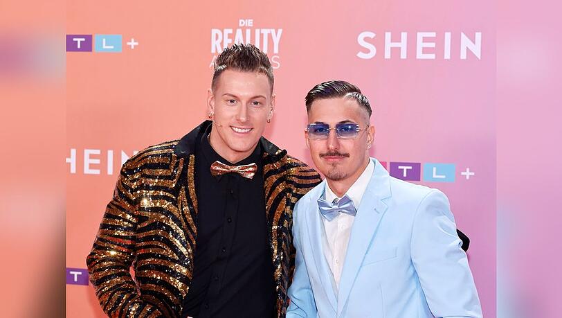 Calvin Kleinen (l.) nimmt mit seinem kleinen Bruder Marvin in der sechsten Staffel von "Ex on the Beach" teil.