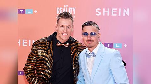 Calvin Kleinen (l.) nimmt mit seinem kleinen Bruder Marvin in der sechsten Staffel von "Ex on the Beach" teil.