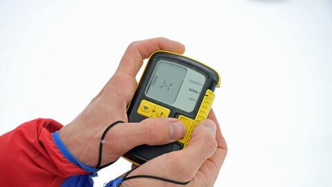 Mit dem Lawinenversch&uuml;ttetensuchger&auml;t (LVS) k&ouml;nnen Versch&uuml;ttete unter dem Schnee geortet werden. (Symbolbild)