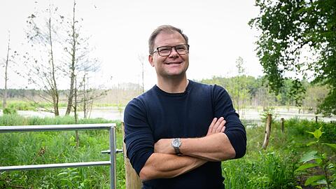 Umweltminister Carsten Schneider (SPD); hier bei einem Besuch der wiedervern&auml;ssten M&ouml;llmer Seewiesen in Brandenburg, glaubt: Von nasseren Mooren kann nicht nur das Klima profitieren, auch die Landwirte gewinnen. (Archivbild)
