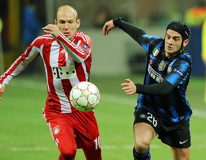 Arjen Robben (L) kämpft mit Christian Chivu von Inter um den Ball
