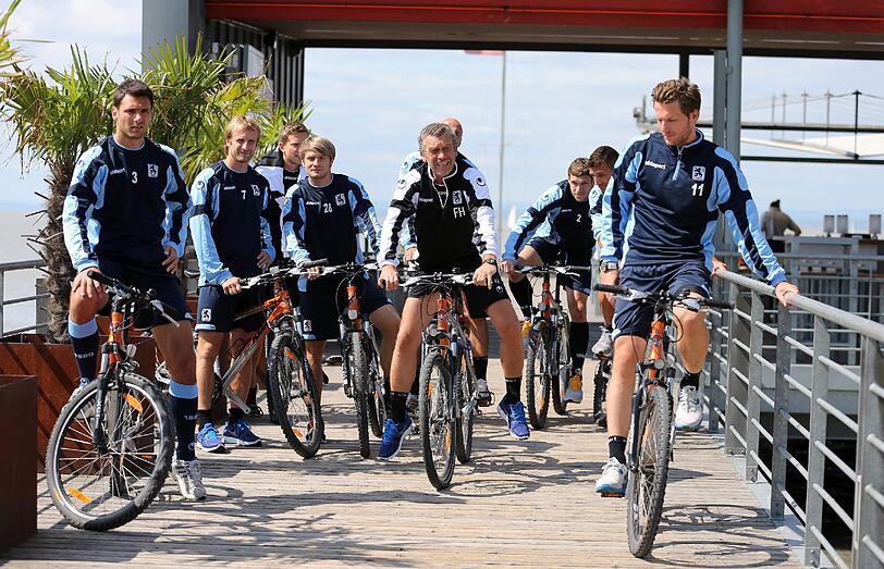 Angenommen, das Trainingslager der Löwen hätte einen Soundtrack - "Ja, mia san mitm Radl da" wäre das Lied zum dritten Tag in Neusiedl.