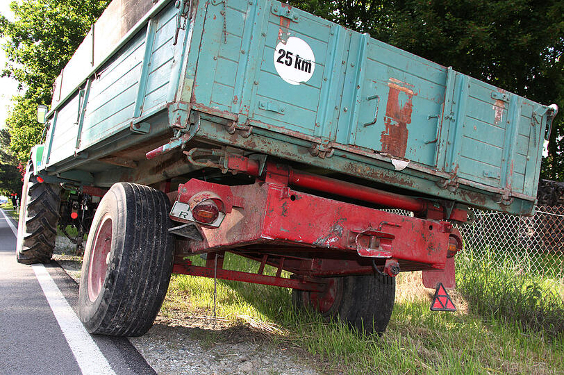 Heftiger Unfall: Ein Frau kracht in einen Traktoranhänger. Die Bilder!