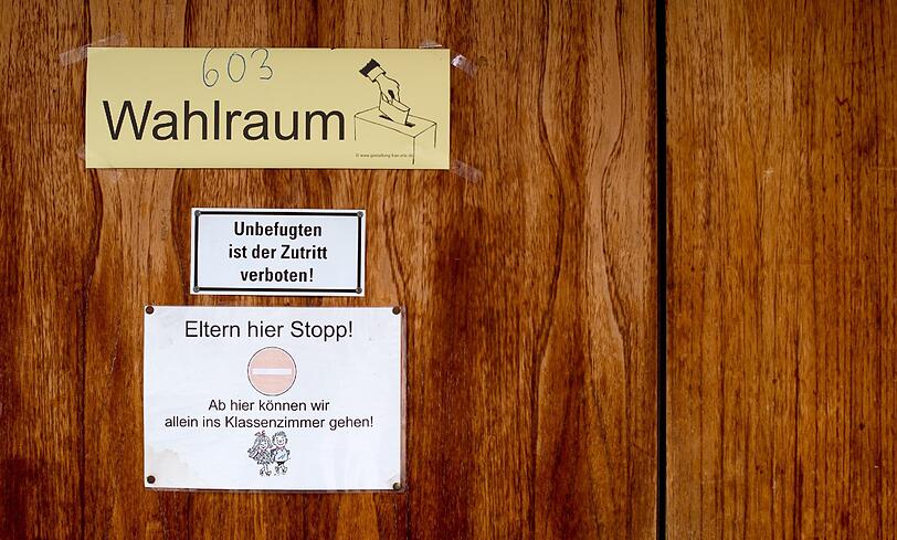 Schilder mit der Aufschrift "Wahlraum" und "Unbefugten ist der Zutritt verboten!" und "Eltern hier Stopp! Ab hier können wir allein ins Klassenzimmer gehen!" sind am 16.03.2014 an einer Tür im Wahllokal in der Grundschule an der Plinganserstrasse in München (Bayern) zu sehen.