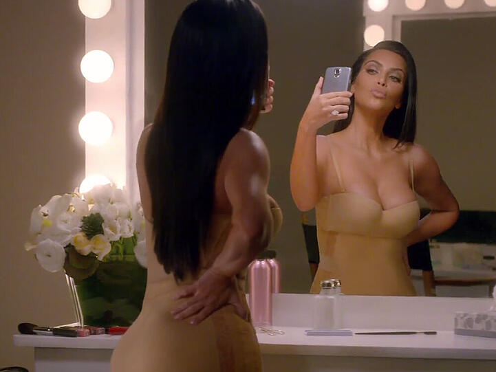 Eines der Selfies aus Kim Kardashians Super-Bowl-Spot