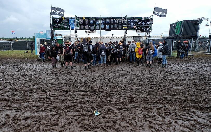 So ein Dreck! Das Wacken Open Air 2015 wird wohl ein schlammiges Unterfangen werden. Am Donnerstag geht's offiziell los, die ersten Metalfans sind schon da. Die Bilder aus Wacken.
