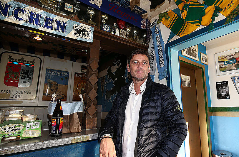 Auf den Spuren der Löwen: Sportchef Oliver Kreuzer bei einer historischen Willkommenstour durch München, hier im TSV-1860-Fanheim in der Raintaler Straße.