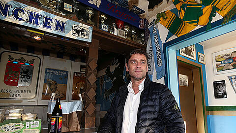 Auf den Spuren der Löwen: Sportchef Oliver Kreuzer bei einer historischen Willkommenstour durch München, hier im TSV-1860-Fanheim in der Raintaler Straße. Auf den Spuren der Löwen: Sportchef Oliver Kreuzer bei einer historischen Willkommenstour durch München, hier im TSV-1860-Fanheim in der Raintaler Straße.