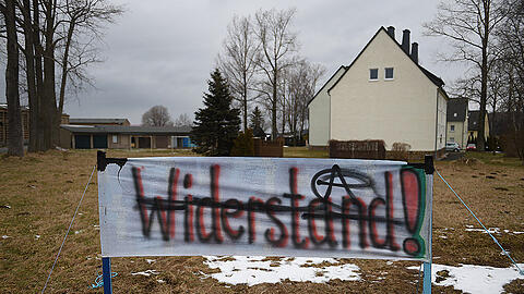 Ein Schild mit der Aufschrift "Widerstand" am Clausnitzer Ortseingang.