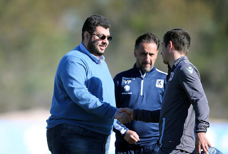 Am Montagmittag kam Löwen-Investor Hasan Ismaik im Trainingslager des TSV 1860 an und sprach zuerst mit Fans und Trainer Vitor Pereira. Die Bilder vom Besuch.