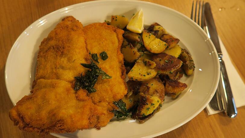 Wer mag, kann an den Tischen des Spaten Sepp die krossen Münchner Schnitzel genießen. Wer mag, kann an den Tischen des Spaten Sepp die krossen Münchner Schnitzel genießen.