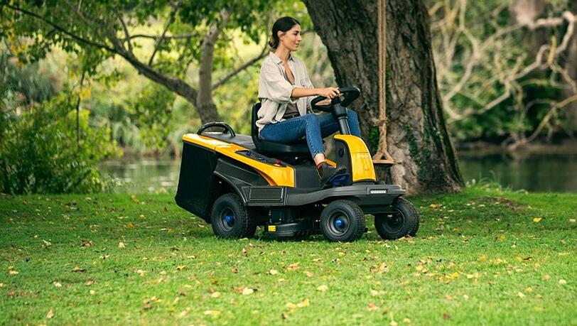 Selber Akku-Mäher fahren oder den Mähroboter arbeiten lassen? Die Vorlieben beim Rasenmähen gehen auseinander.