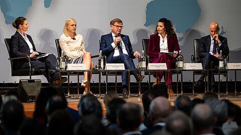 Beim Wirtschaftstag der Botschafterkonferenz im Auswärtigen Amt diskutiert auch BDI-Präsidenten Peter Leibinger (rechts) mit den Diplomatinnen und Diplomaten.