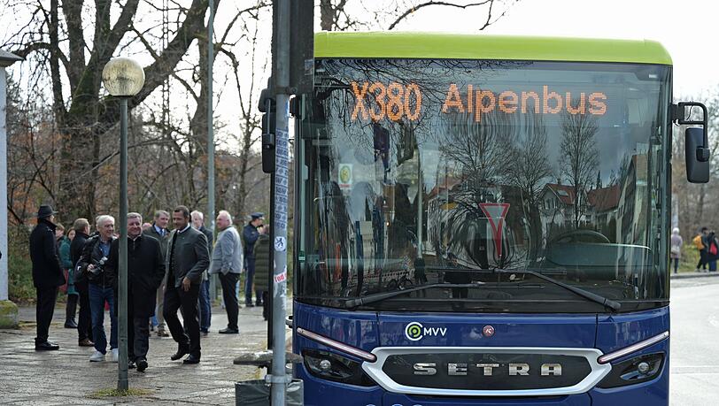 Der Alpenbus soll Murnau im Westen und Rosenheim im Osten verbinden.