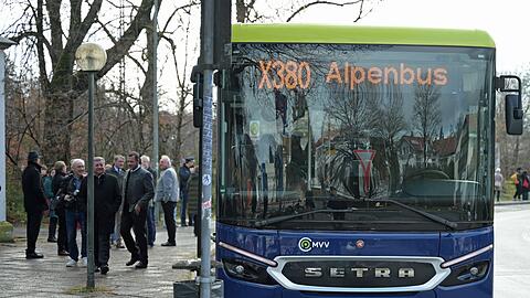 Der Alpenbus soll Murnau im Westen und Rosenheim im Osten verbinden.