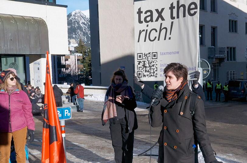 Die österreichische Aktivistin Marlene Engelhorn (rechts) beim Weltwirtschaftsforum 2024 in Davos: Sie ist selbst sehr reich, fordert aber, dass große Vermögen stärker besteuert werden. Die österreichische Aktivistin Marlene Engelhorn (rechts) beim Weltwirtschaftsforum 2024 in Davos: Sie ist selbst sehr reich, fordert aber, dass große Vermögen stärker besteuert werden.