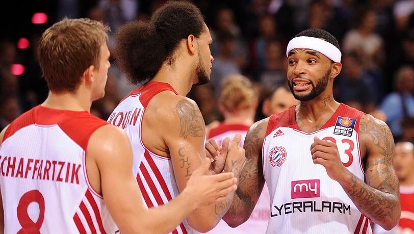 Heiko Schaffartzik (l-r), Chevon Troutman und Malcolm Delaney jubeln Heiko Schaffartzik (l-r), Chevon Troutman und Malcolm Delaney jubeln