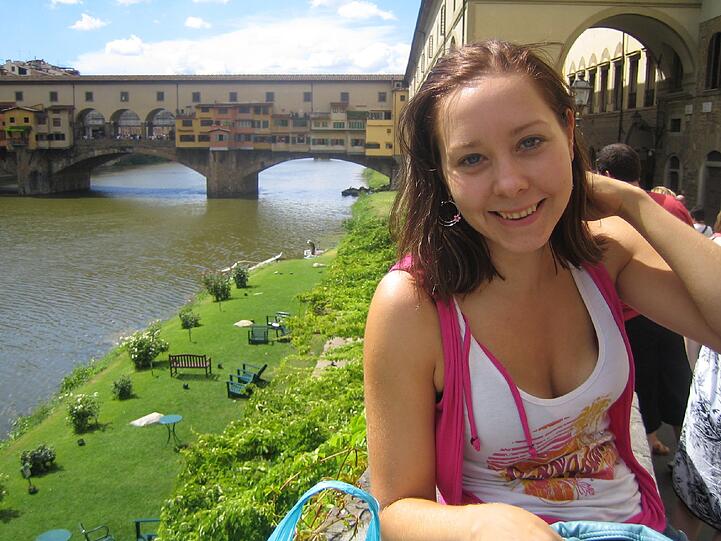 Sie studiert an der LMU Geschichte, macht viele Nebenjobs oder macht Sport, im Fitnessstudio und auch an der Uni.