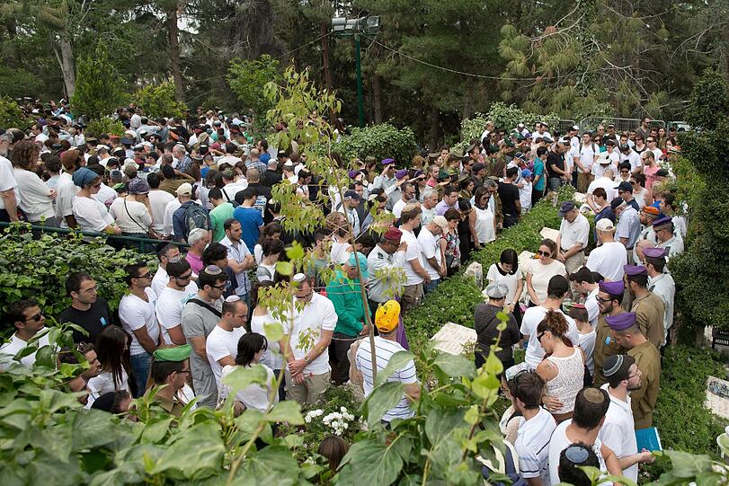 Zwei Minuten der Stille: Israelis gedenken am 05. Mai, am Memorial Day, landesweit ihrer gefallenen Soldaten. Für diese zwei Minuten heulen in ganz Israel die Sirenen.