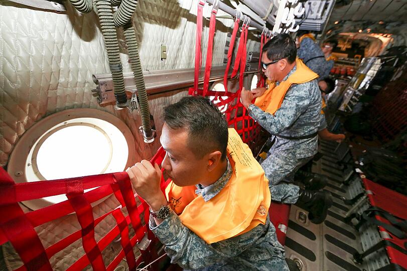 Suchtrupps haben Wrackteile der vermissten AirAsia-Maschine entdeckt. Die Maschine stürzte ins Meer.