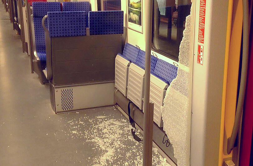 Ein Randalierer hat in der S7 eine Trennscheibe zertrümmert.