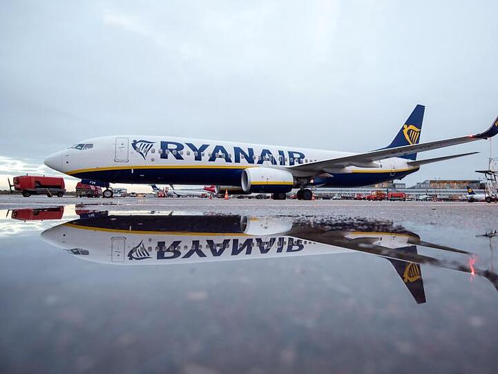 Eine Boeing 737-800 der Fluggesellschaft Ryanair fährt am Flughafen über das Vorfeld. Foto: Daniel Bockwoldt/dpa/Archivbild
