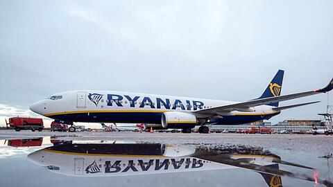 Eine Boeing 737-800 der Fluggesellschaft Ryanair fährt am Flughafen über das Vorfeld. Foto: Daniel Bockwoldt/dpa/Archivbild