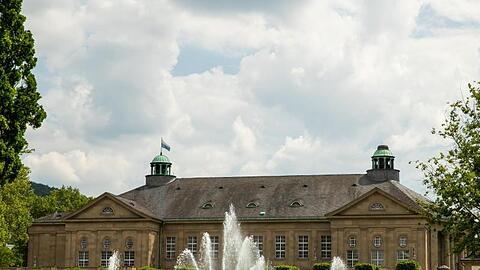 Der Sprinbrunnen im Rosengarten vor der Kulisse des Regentenbaus. Foto: Daniel Karmann/Archiv