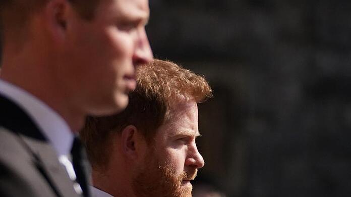 Im Schatten des Bruders? Prinz William (l.) und sein Bruder Prinz Harry im April bei der Trauerfeier für Prinz Philip.