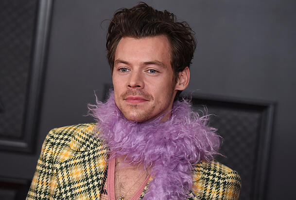 Der britische Musiker Harry Styles ist ein Fan von Frauenmode. Auf dem Cover der Dezember-Ausgabe 2021 der amerikanischen Vogue trug er ein Kleid. (Archivbild) Der britische Musiker Harry Styles ist ein Fan von Frauenmode. Auf dem Cover der Dezember-Ausgabe 2021 der amerikanischen Vogue trug er ein Kleid. (Archivbild)