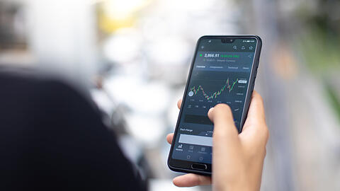 Private Altersvorsorge ist in aller Munde – viele Münchnerinnen und Münchner suchen neue Wege, ihr Geld sinnvoll anzulegen: Antworten liefert Baader Trading, das Handelsangebot der Baader Bank aus Unterschleißheim.