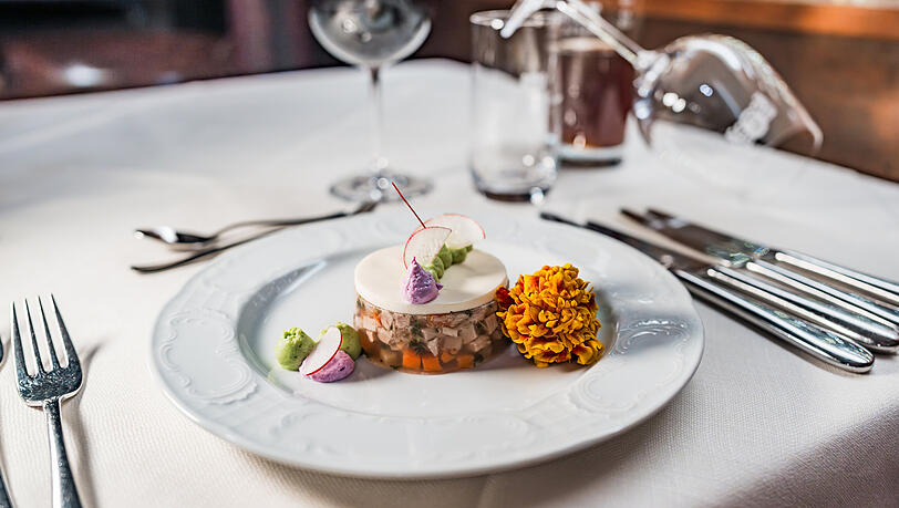 Am besten genießen sich die regionalen Köstlichkeiten im Panorama-Restaurant. Am besten genießen sich die regionalen Köstlichkeiten im Panorama-Restaurant.