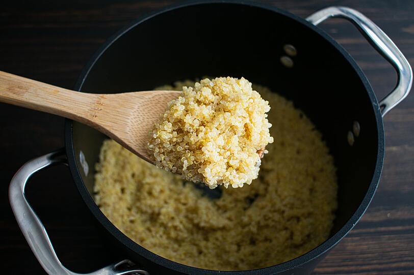Geben Sie die abgesp&uuml;lten Quinoa-K&ouml;rner in einen kleinen Topf und f&uuml;gen Sie zwei Tassen Milch, Wasser und Mandeldrink hinzu. F&uuml;r extra Aroma k&ouml;nnen Sie einen Teel&ouml;ffel Zimt, zwei Teel&ouml;ffel Vanille und eine Prise Salz erg&auml;nzen. Kurz aufkochen, dann bei niedriger Hitze etwa 15 Minuten quellen lassen.