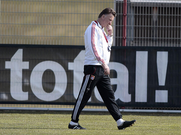 Ein gugelaunter Louis van Gaal zeigte sich seinen Fans an der Säbener Straße. Der Bayern-Coach gab viele Autogramme.