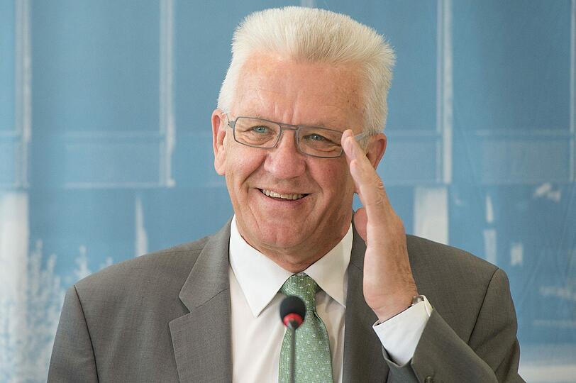 In Baden-Württemberg regiert eine Koalition auf Grünen und SPD. Das Kabinett um Ministerpräsident Winfried Kretschmann (Grüne) hat weniger Gegenwind. Vor allem hat sich die Südwest-CDU nicht die Grünen als Hauptgegener für die Landtagswahlen 2016 ausgesucht, sondern den Koalitionspartner SPD. Punkt für Ba-Wü. Punktestand: 2,5 : 2,5