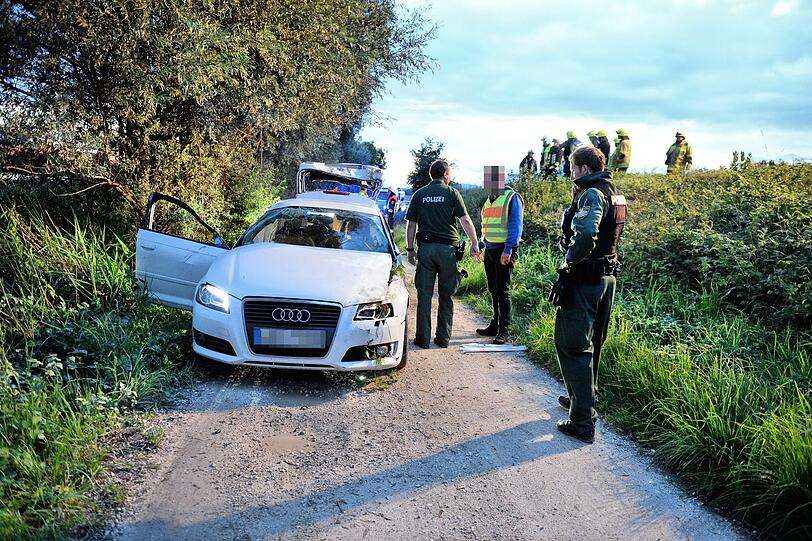 Nachdem er die Autobahn verließ, krachte der 43-Jährige auf dem Chiemseeradweg gegen einen Baum.