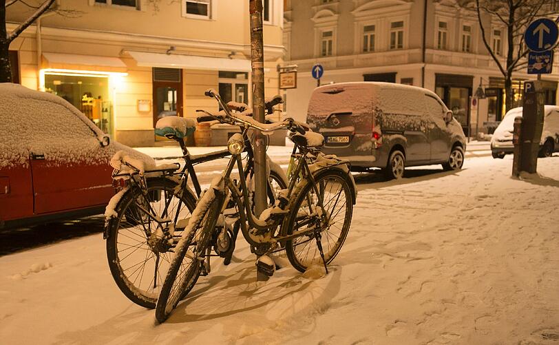 Bei minus drei Grad fielen in der Nacht rund zehn Zentimeter Schnee in München. Da lässt man das Radl schon mal stehen.