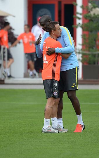 Auch die Spieler begrüßen sich herzlich. Rafinha und Yaya Touré umarmen sich.