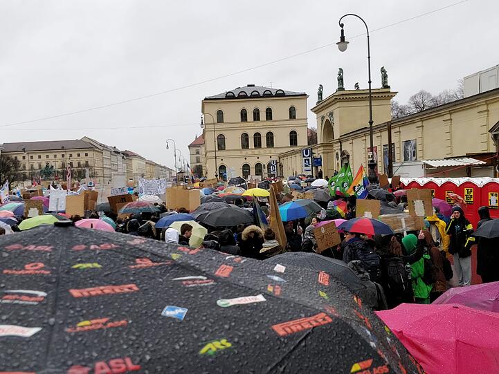 Rund 10.000 Schüler demonstrierten am Freitag (15. März) in München für einen bessere Klimapolitik.