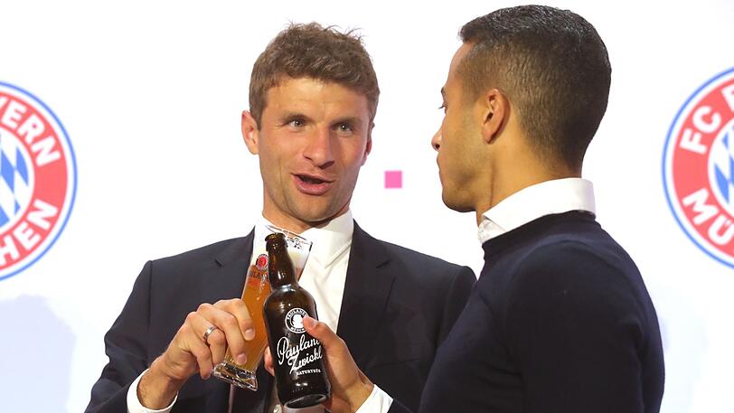 Zum Wohl, Thomas! Bayern-Star Müller (hier mit Thiago) wurde am Freitag 30 Jahre alt. Steht er gegen RB Leipzig in der Startelf?