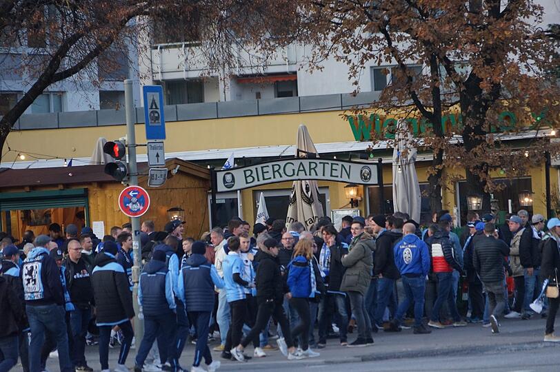 Die Löwen-Fans schwören sich friedlich auf das Derby gegen den ungeliebten Lokalrivalen ein.