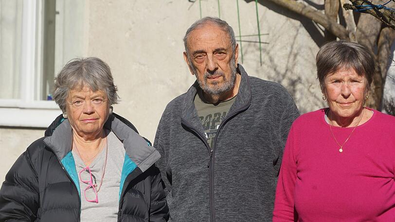 Die Nachbarschaft der Eiche: Ivonne Schwemer-Scheddin (links) sowie das Ehepaar Peter und Helga Brückel.