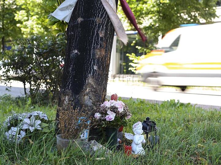 Blumen an der Unfallstelle in Stuttgart, an der zwei Menschen ihr Leben verloren.