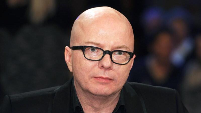 Oliver Rohrbeck ist die Stimme von Justus Jonas in der Hörspielreihe "Die drei Fragezeichen". Oliver Rohrbeck ist die Stimme von Justus Jonas in der Hörspielreihe "Die drei Fragezeichen".