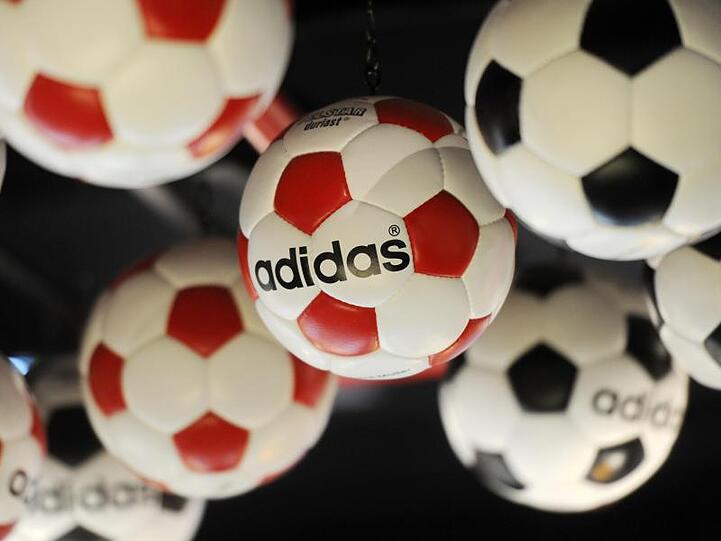 Fußbälle der Marke Adidas hängen an der Decke des Vereinsmuseums FC Bayern Erlebniswelt. Foto: Tobias Hase/dpa/Archivbild