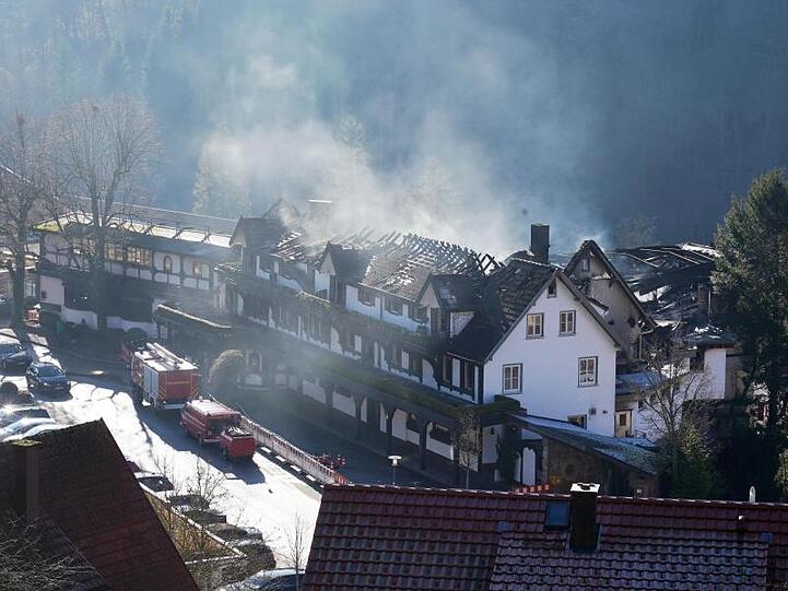 Rauch steigt aus dem Dachstuhl des Drei-Sterne-Restaurants "Schwarzwaldstube".