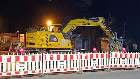 Eine Baustelle in der Nacht. (Symbolbild)
