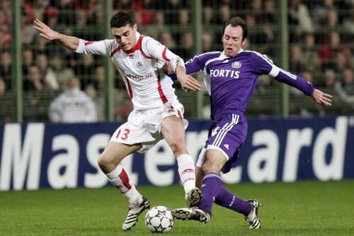 Ein neuer für die Löwen? Nicolas Fauvergue (l.), hier in einem Champions-League-Spiel im Duell mit Anderlecht's Bart Vanden Borre.