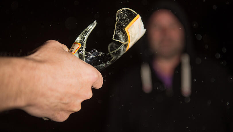 Mit einer abgebrochenen Glasflasche hat ein 31-Jähriger in Giesing einen Jugendlichen angegriffen und verletzt. (Symbolbild) Mit einer abgebrochenen Glasflasche hat ein 31-Jähriger in Giesing einen Jugendlichen angegriffen und verletzt. (Symbolbild)